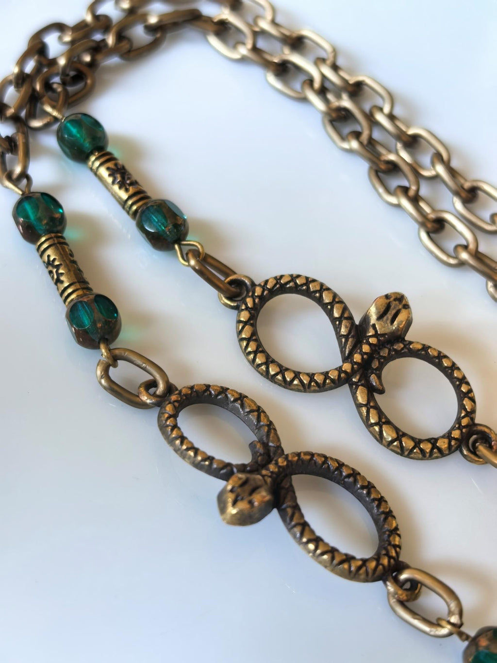 Glasses Chain – Snake Infinity Talisman with Green Crystal Beads – Unisex – ThinBlack® Symbolic Edition