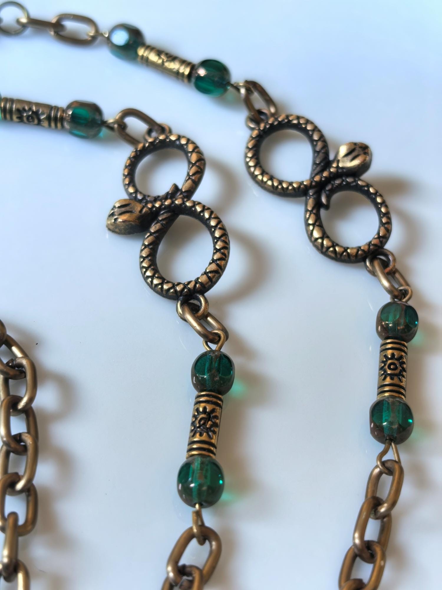 Glasses Chain – Snake Infinity Talisman with Green Crystal Beads – Unisex – ThinBlack® Symbolic Edition